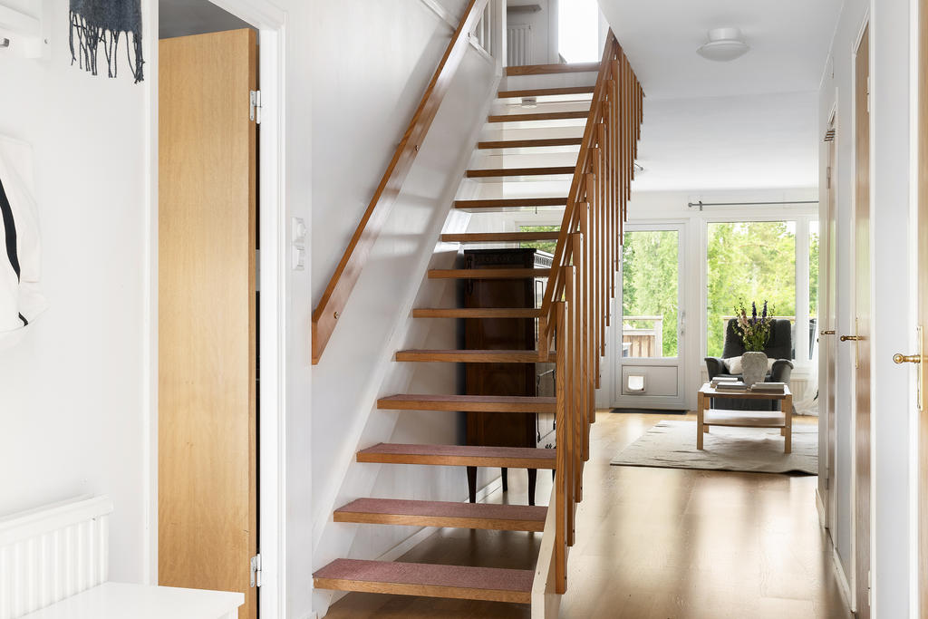 Trevlig hall med öppen trappa