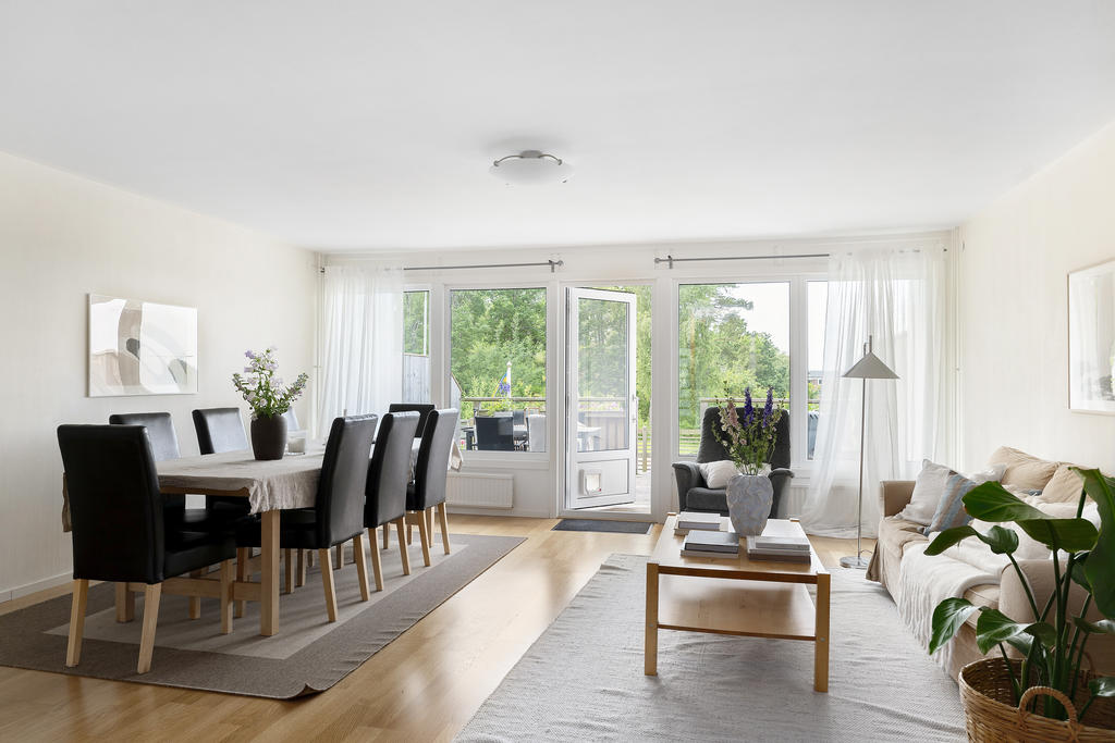 Stort härligt vardagsrum med matplats 