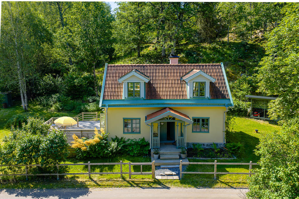 Totalrenoverat sedan 2019! Nytt tak, upptagna  fönsterkupor, ny farstukvist och  ny uteplats