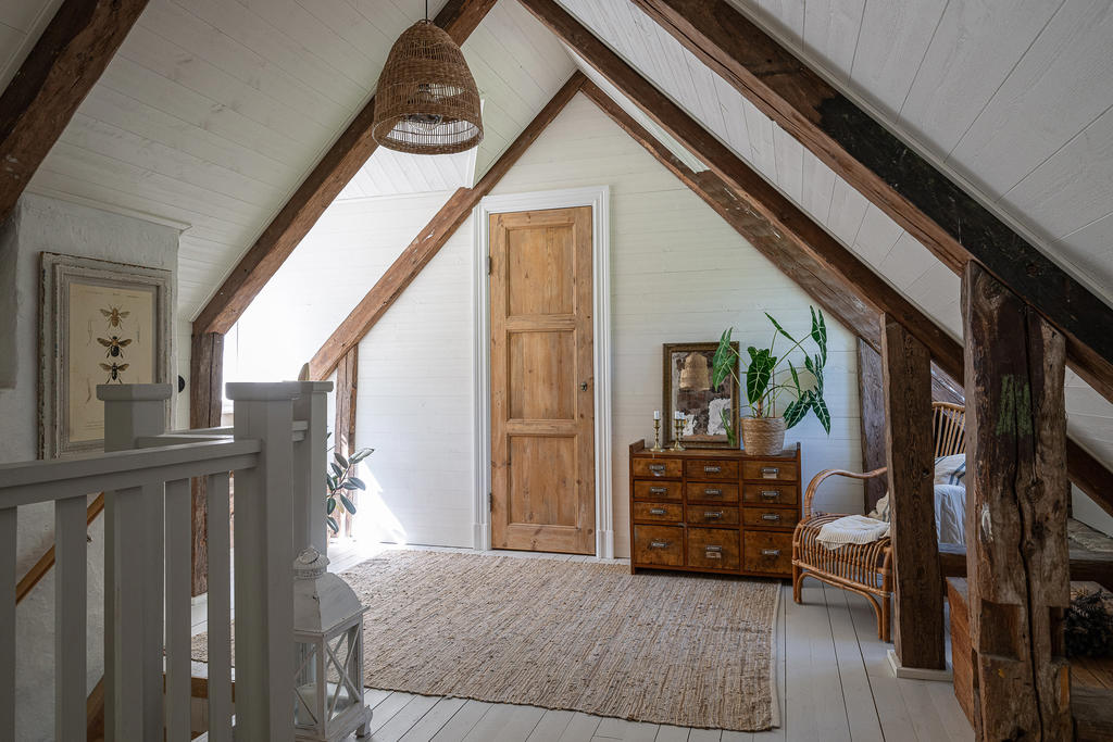 Övre hall med dörr till duschrum
