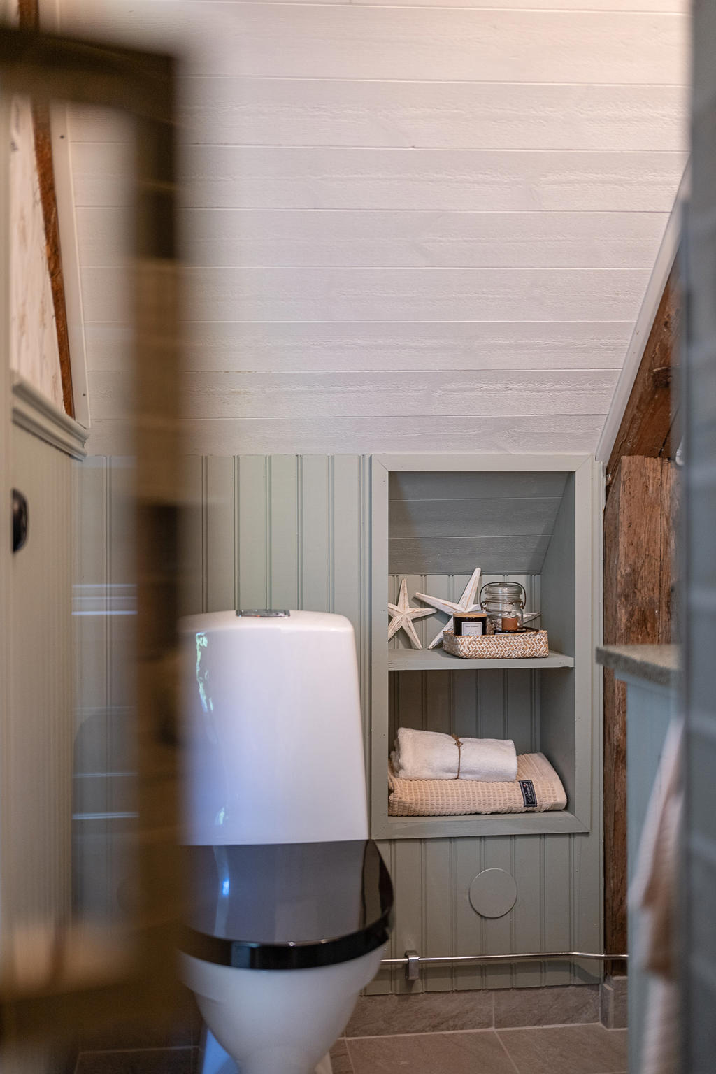 Inbyggda hyllor invid wc