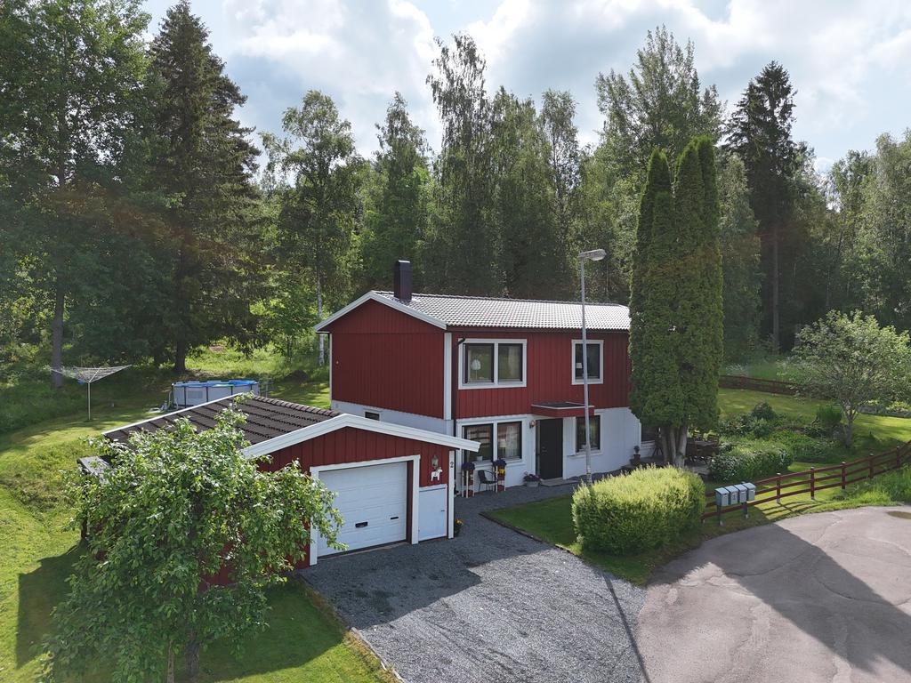 Mycket trevligt hus med hela fem sovrum. Stort garage byggt på platta på mark.