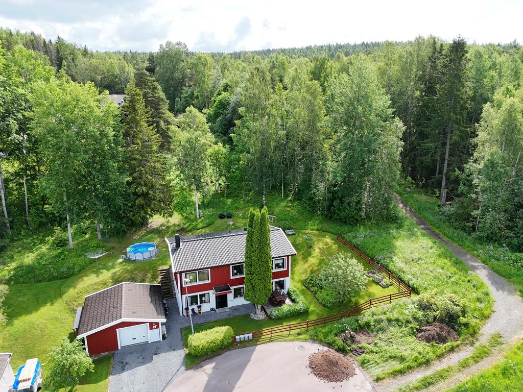 Här bor du intill stigen som leder upp till Bergebo friluftsområde.