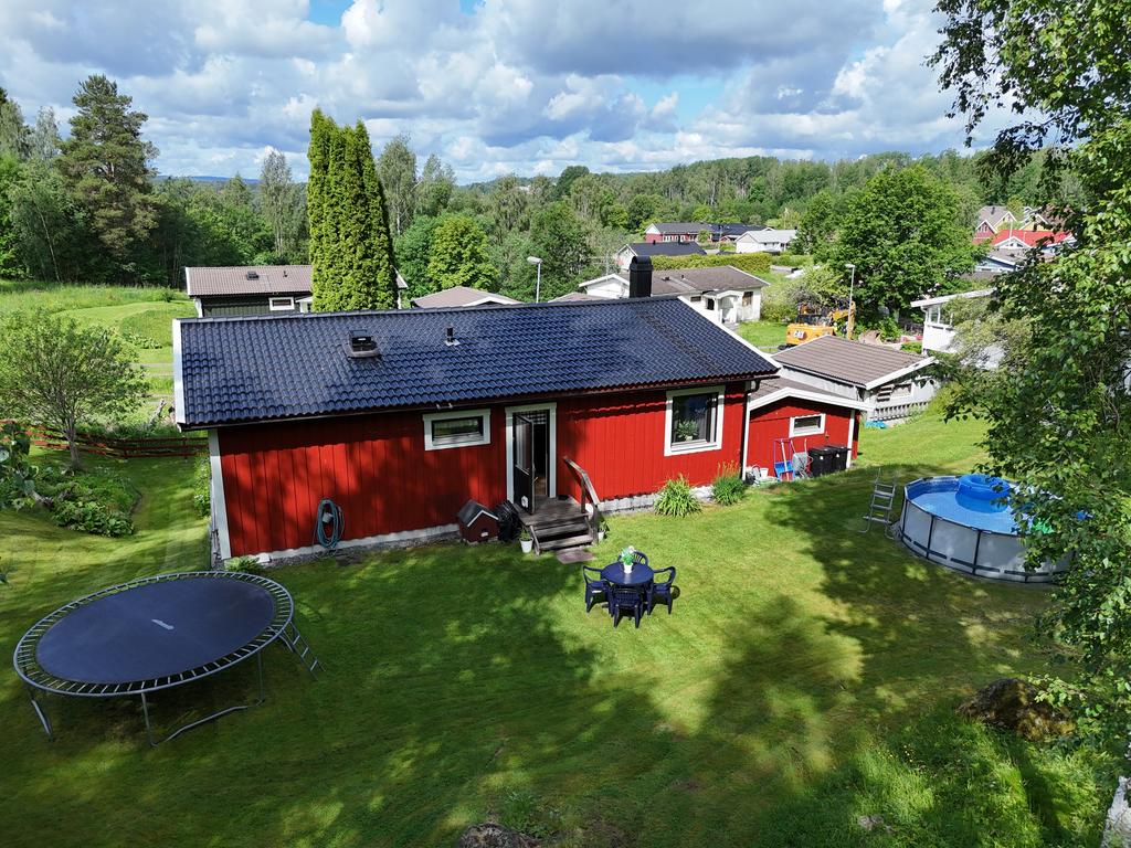 På baksidan finns stor gräsmatta som vetter mot skogen.