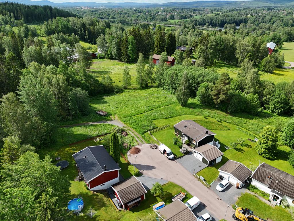 Precis bredvid tomten går hästarna och betar i sin hage. 