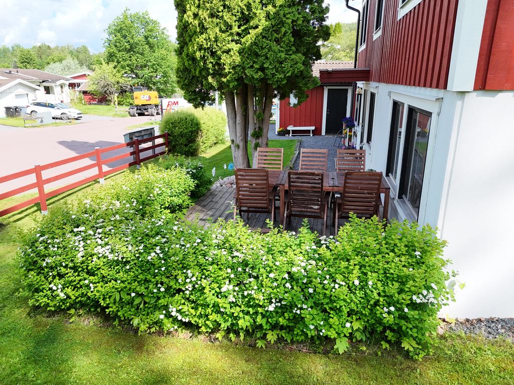 Trevlig altan med sol i stort sett hela dagen från lunch under sommarhalvåret.