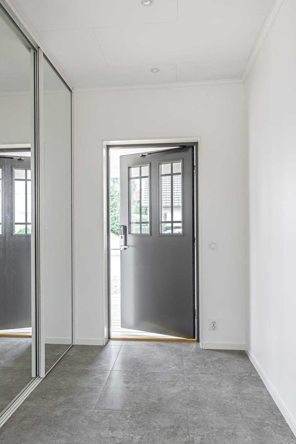 Stor hall med gott om förvaring och fint klinkergolv.