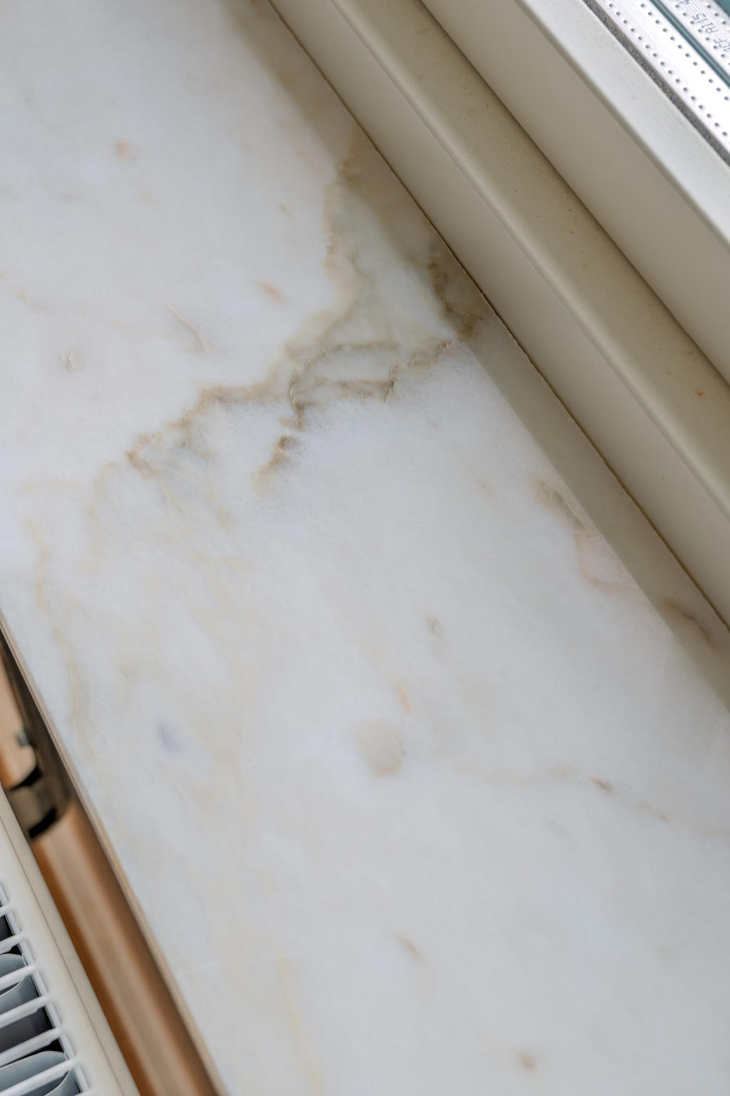 Fönsterbänkar i marmor.