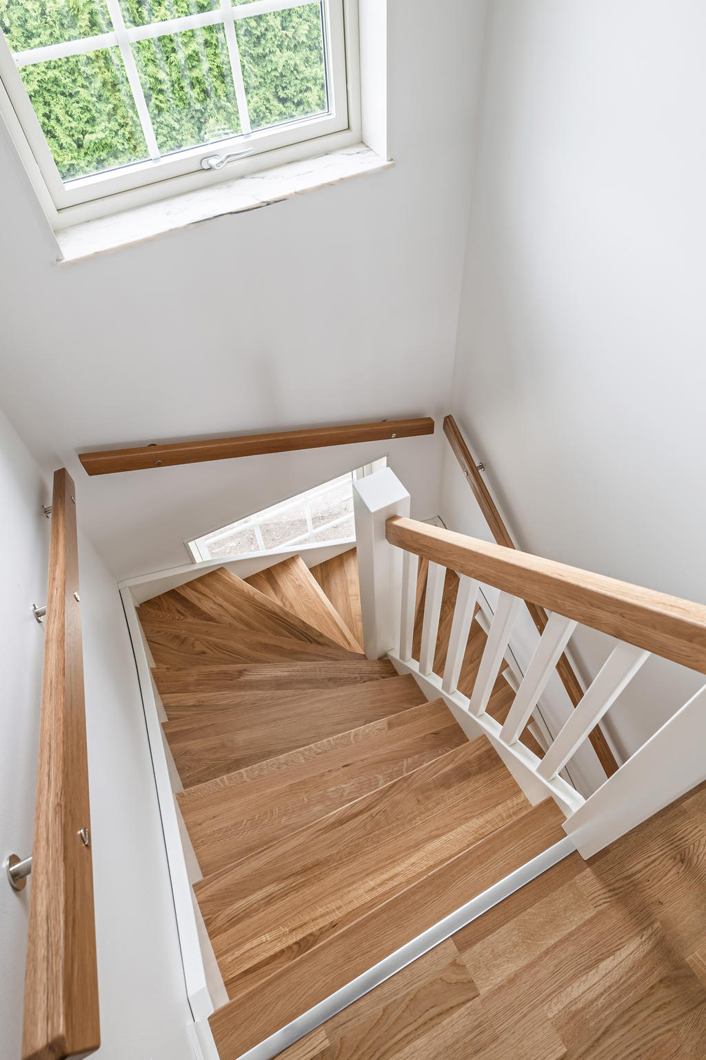 Fin ektrappa leder till ovanvåningen. 