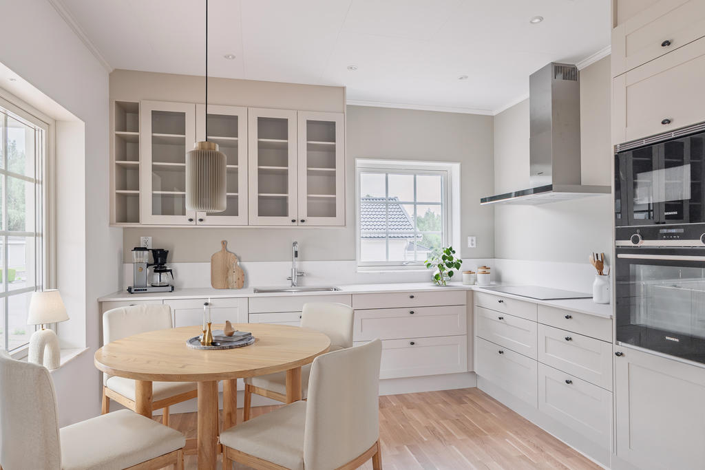 Kök från Marbodal med bänskskiva i komposit, och vitvaror från Siemens.
(Digital Styling)