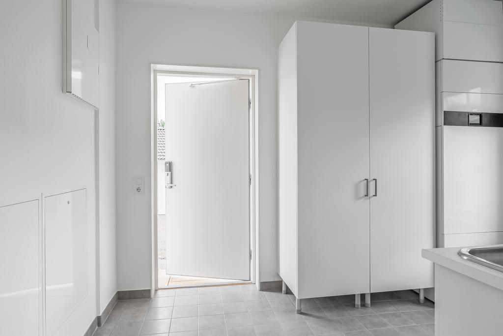 Groventré med ingång från garagesidan.