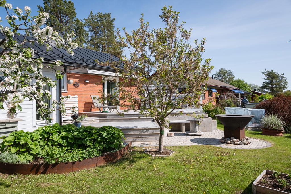 Framsida av villan, mycket fin trädgårdstomt