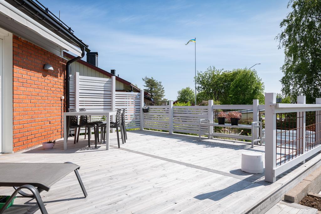 Trädäckad altan i etage på framsidan