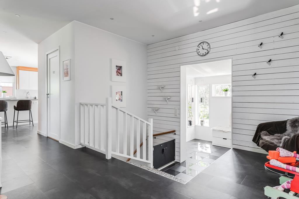 Hall, vy mot kök till vänster och entré till höger