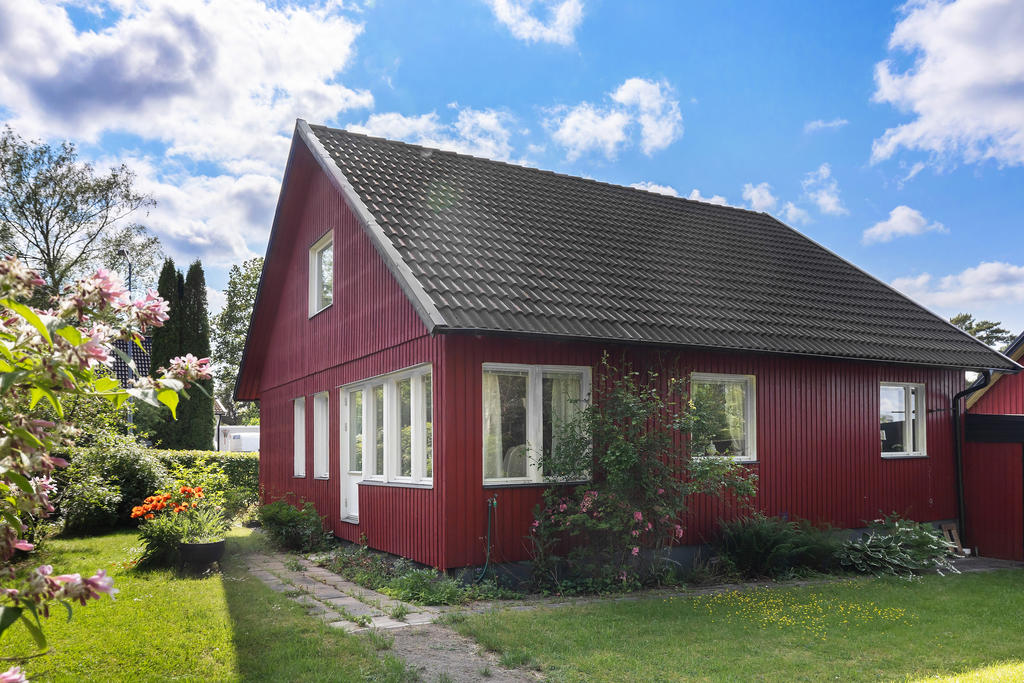 Välskötta rabatter med perenna  planteringar som blomstrar vackert