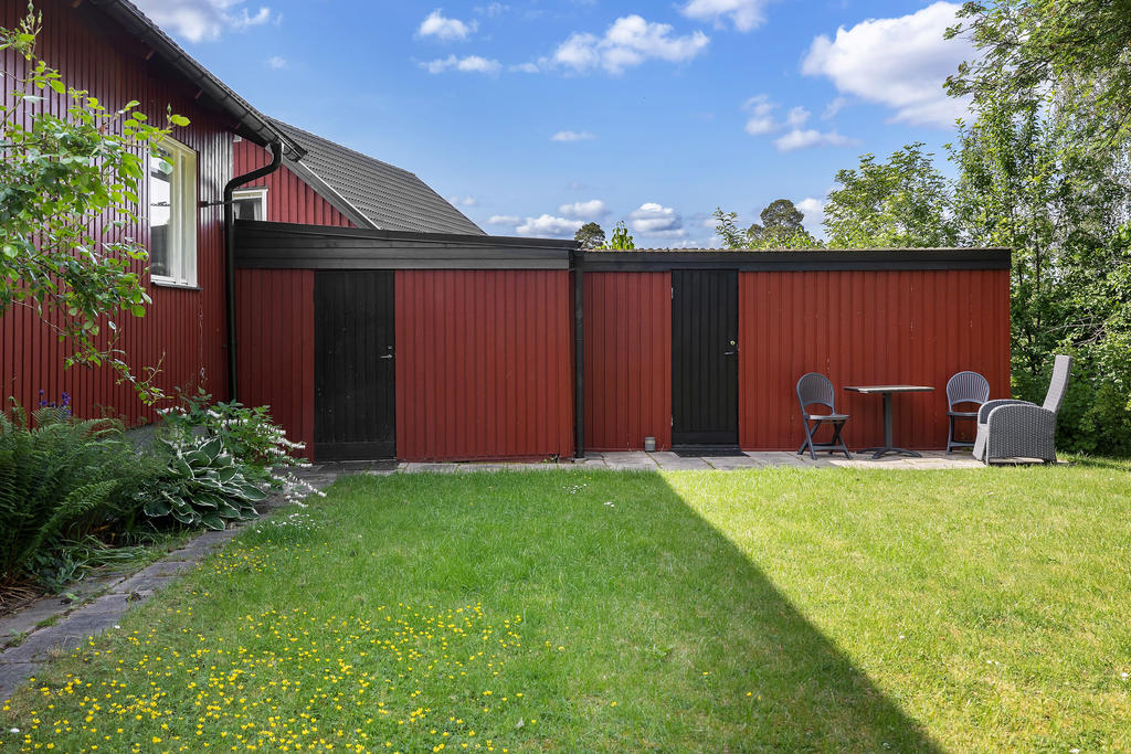 Bakom carporten finns ett förråd