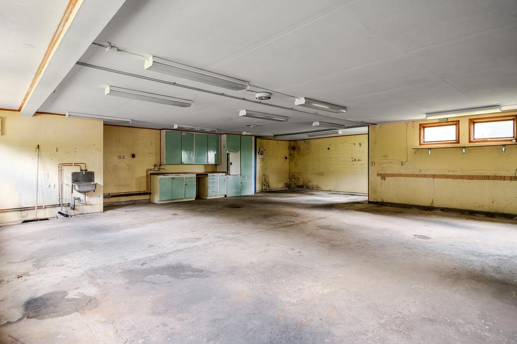 Garage med plats för uppskattningsvis 5 bilar. 