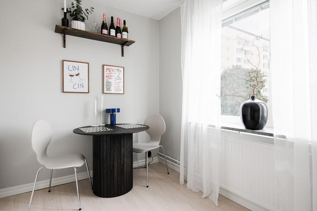 Här i köket finns gott om plats för matgrupp till 4 personer.