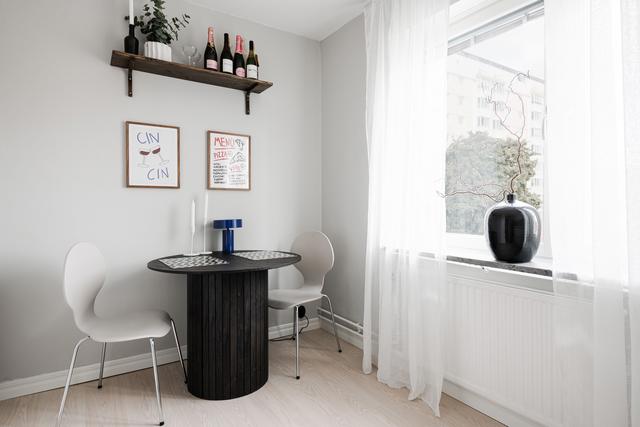 Här i köket finns gott om plats för matgrupp till 4 personer.