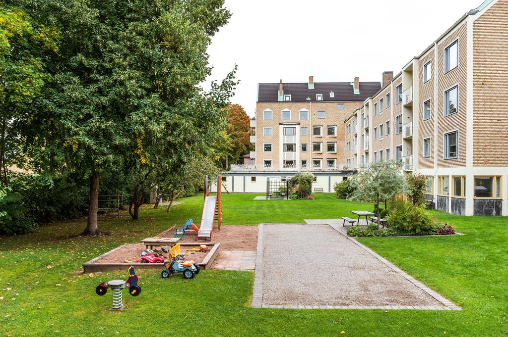 Gemensam innergård med boulebana
