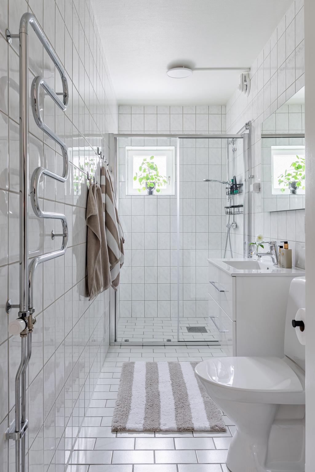 Fint badrum med plats för tvättmaskin