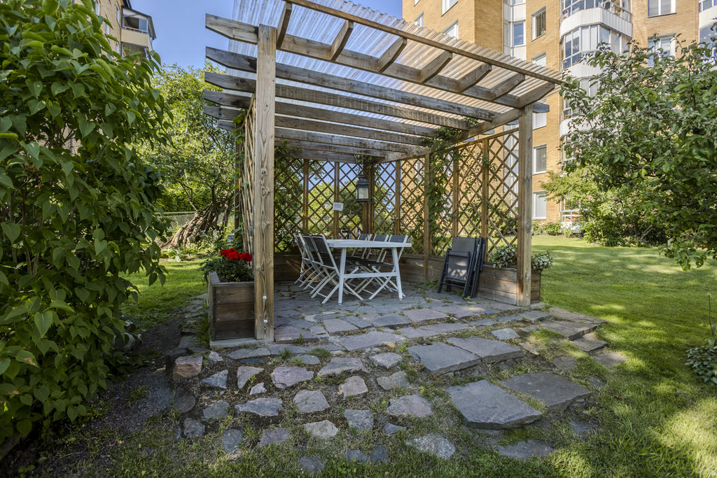 En plats för umgänge i nybyggd pergola