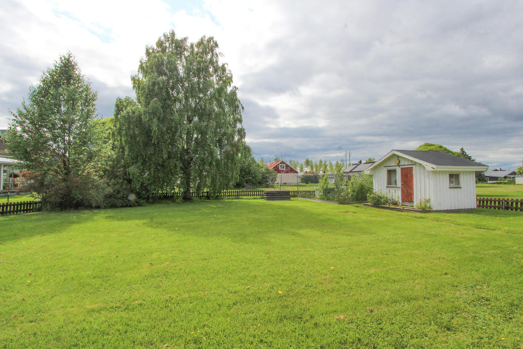 Tomt med baksida mot grönområde