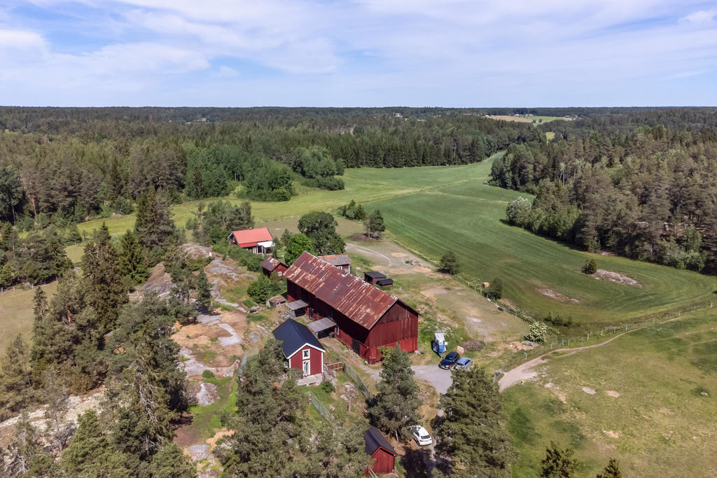 Gårdscentrumet ligger vackert i odlingslandskap