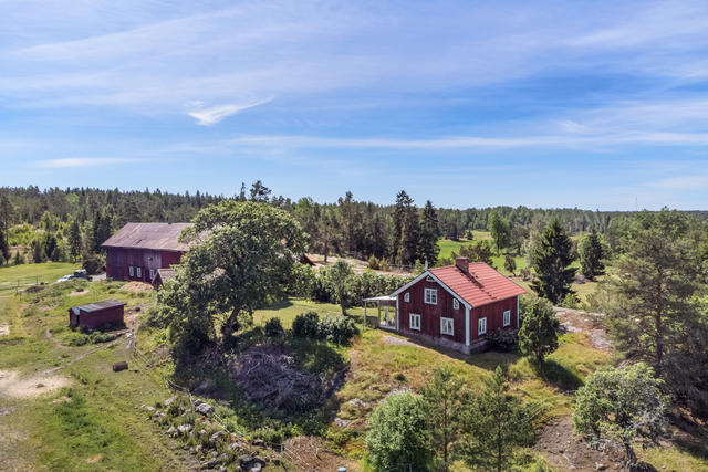 Gårdscentrum i vackert läge