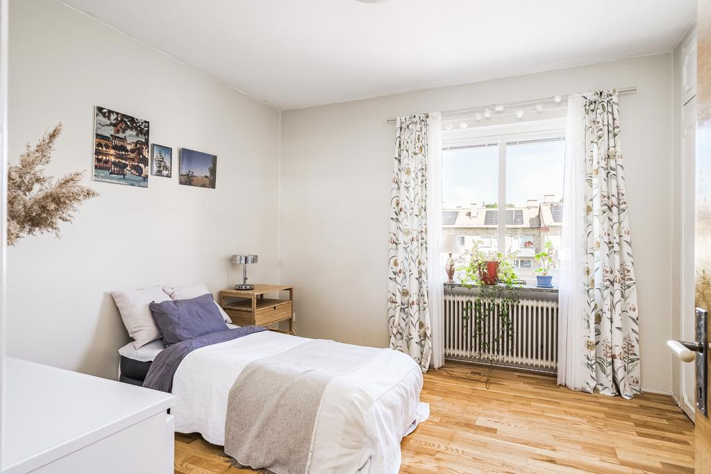 Sovrum med plats för dubbelsäng