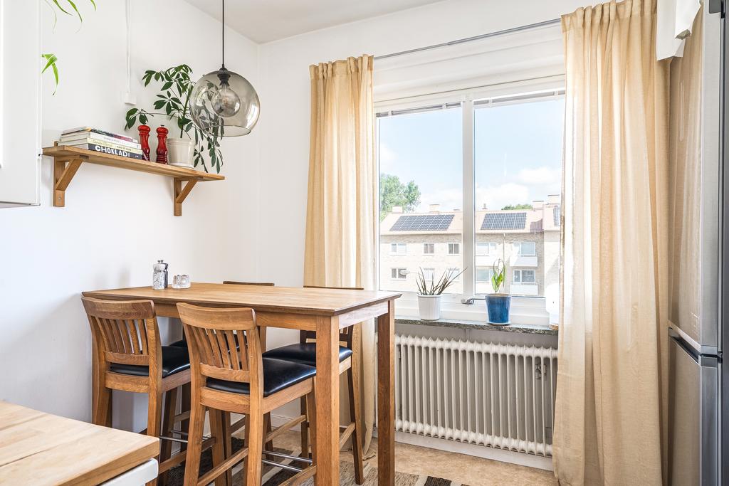 Kök med plats för matbord