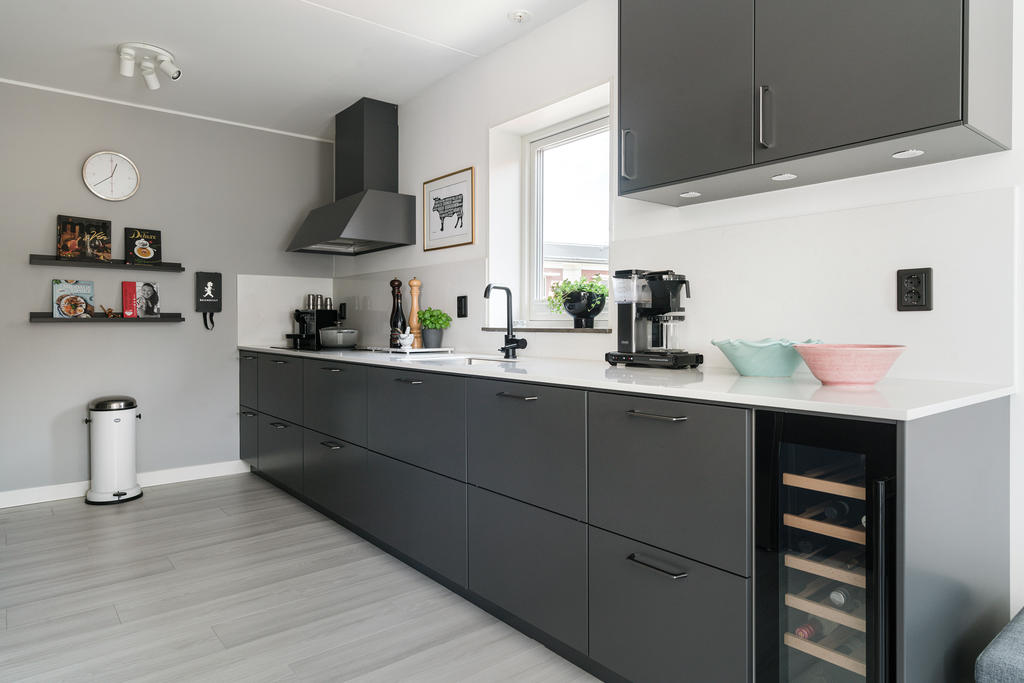 Vackert kök från Ballingslöv och silestone bänkskiva/stänkskydd samsas med fläkt från Fjäråskupan och en vinkyl