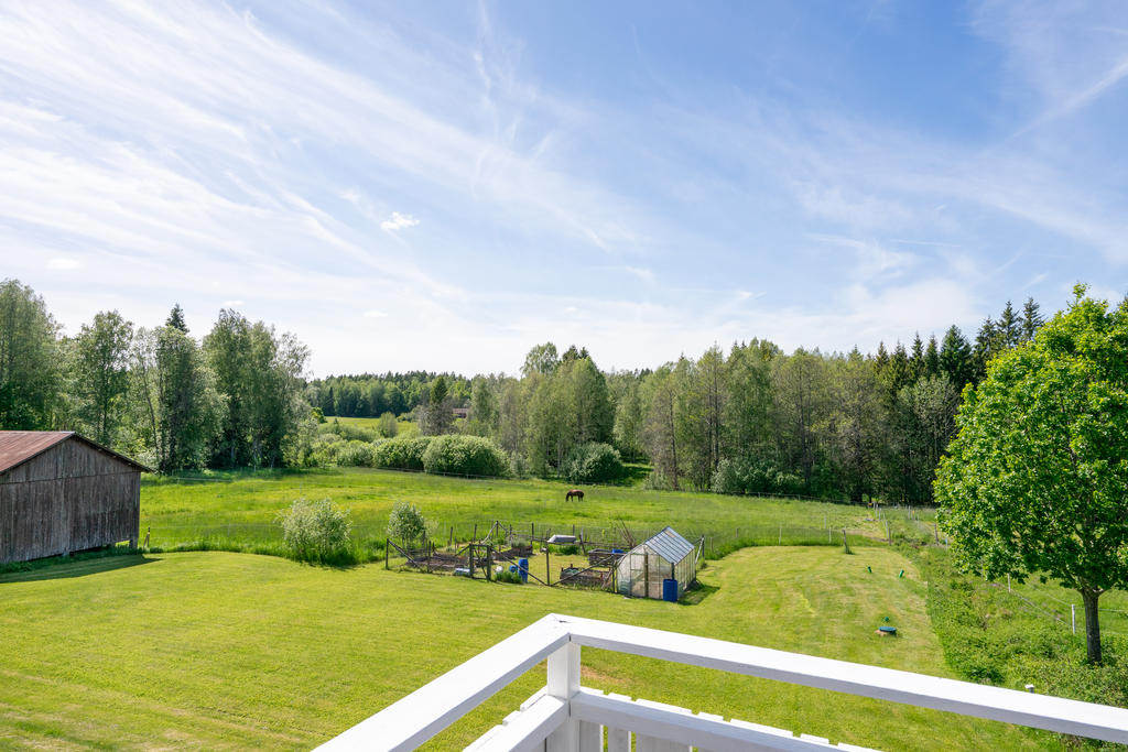 Vacker utsikt över naturen från balkongen. 