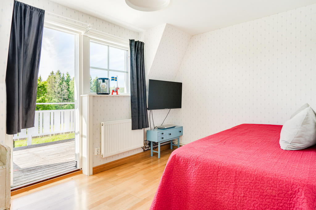 Sovrum 4 med utgång till balkong- övre plan.