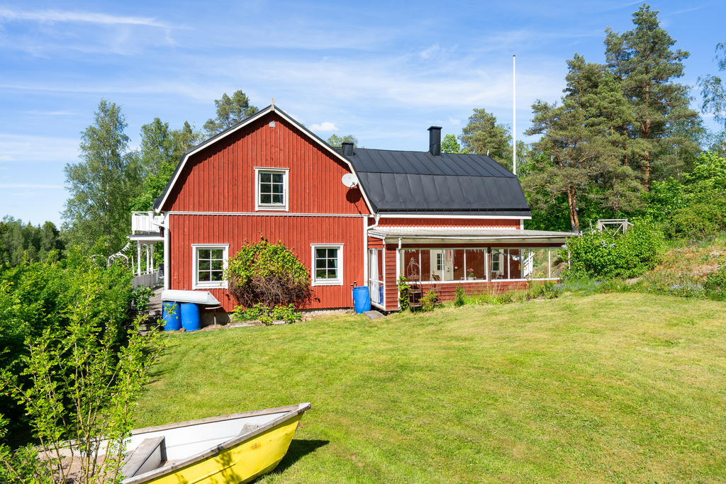 Lummig trädgårdstomt med fina planteringar och 
gott om utrymme för barnlek och sociala aktiviteter.
