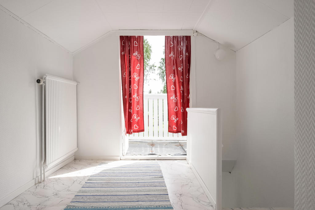Hall övre plan med utgång till balkong