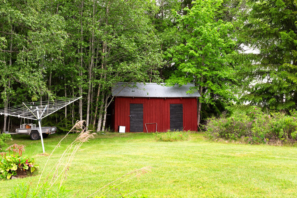 Förrådsbod med vidbyggd carport