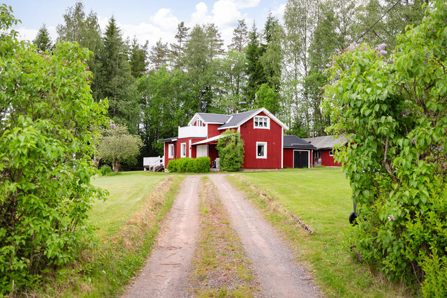 Välkomna till Kaveltorpsvägen och denna charmiga rymlig villa. Perfekt för barnfamiljen!