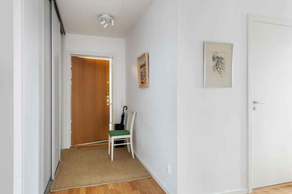 Entréhall med garderobsvägg