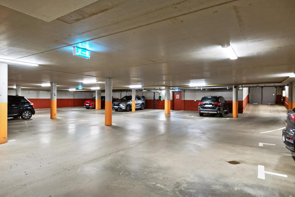 Fint garage med bl.a 8 laddplatser. Ledig plats finns för 950 kr/mån