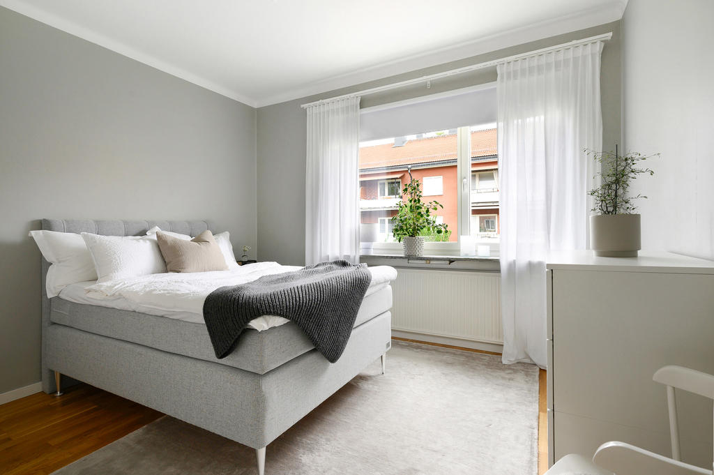 Rymligt sovrum med plats för dubbelsäng