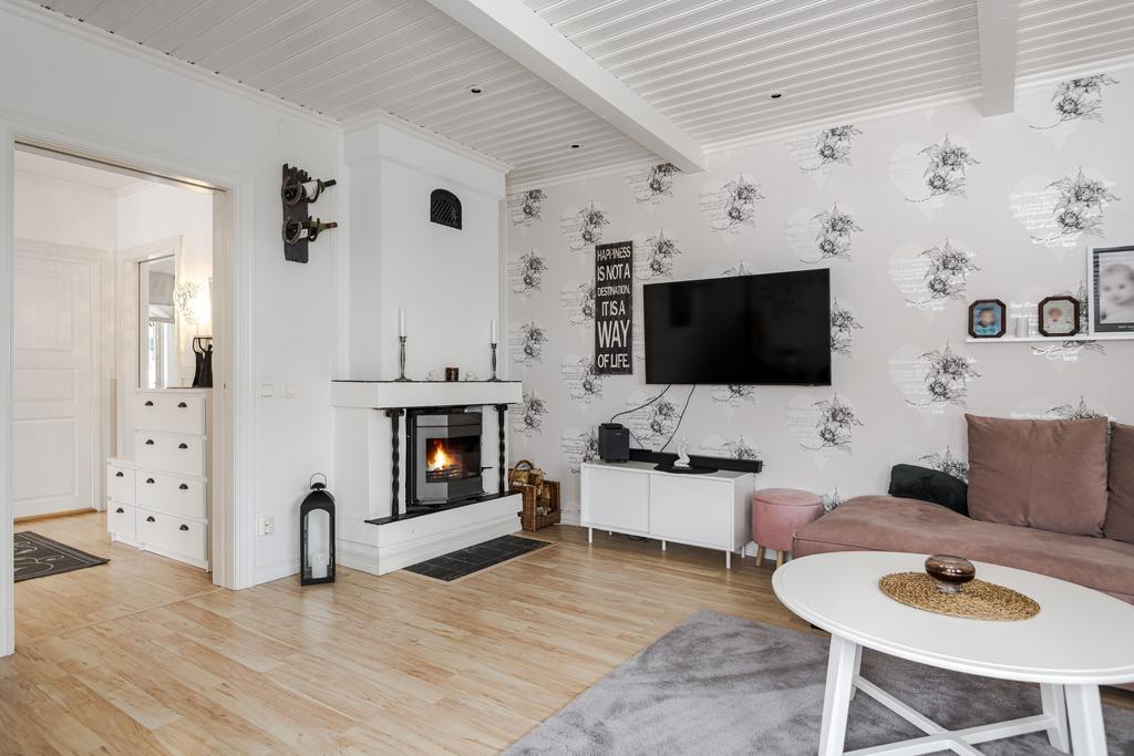 Öppen spis med insats i vardagrummet