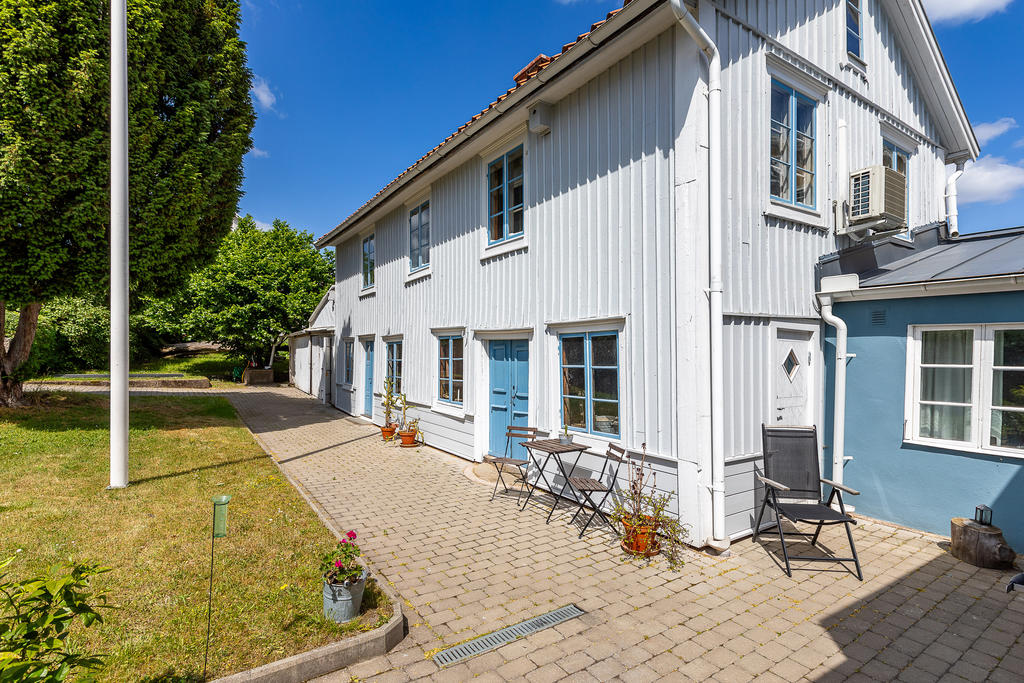 Gamla huset, med förrådet och en lägenhet på övervåningen