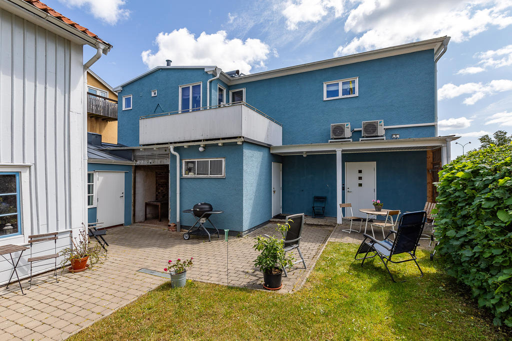 Ingången till bostaden till höger 