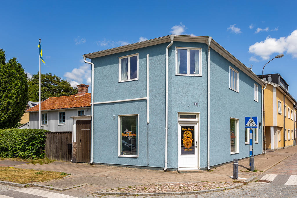 Lokal med hyresgäst på nedervåningen och lägenhet på övervåningen