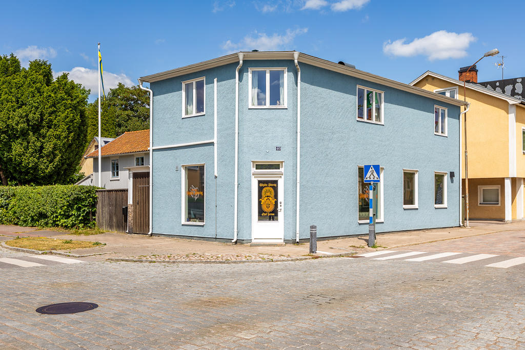 Lokal med hyresgäst på nedervåningen och lägenhet på övervåningen