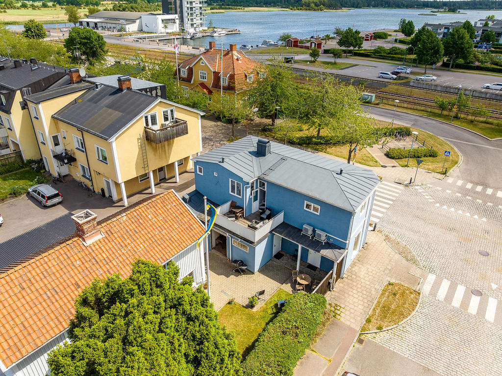 Sval balkong med sol på eftermiddagen