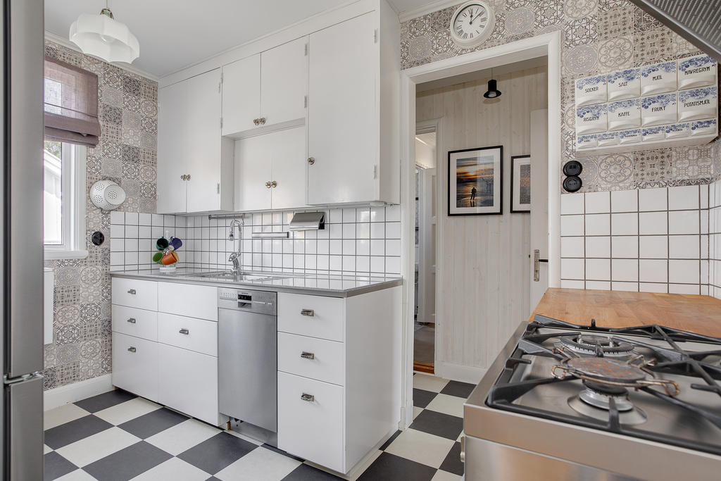 Modernt kök i gammal stil, kolla gasspisen till höger