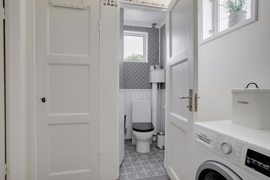 Badrum med tvättmaskin, dioch WC