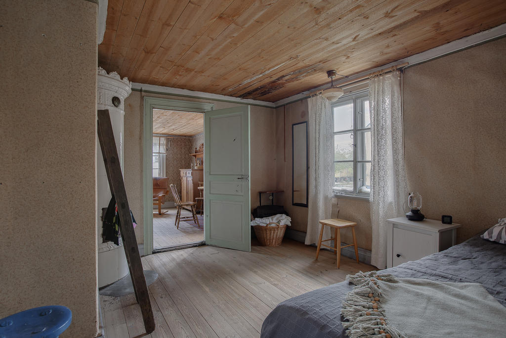 Gästrum med fungerande kakelugn och gamla salongen innanför